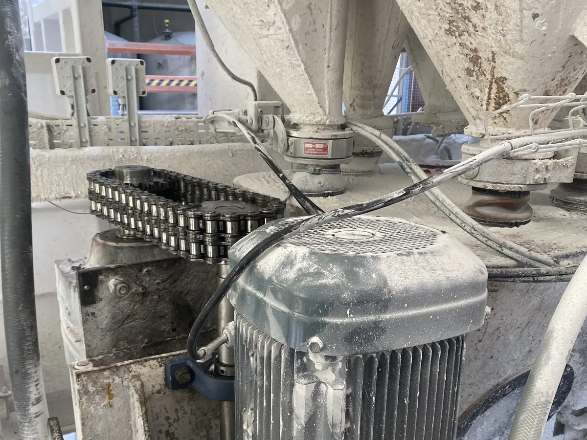 Moteur et transmission par chaînes sur une machine de production