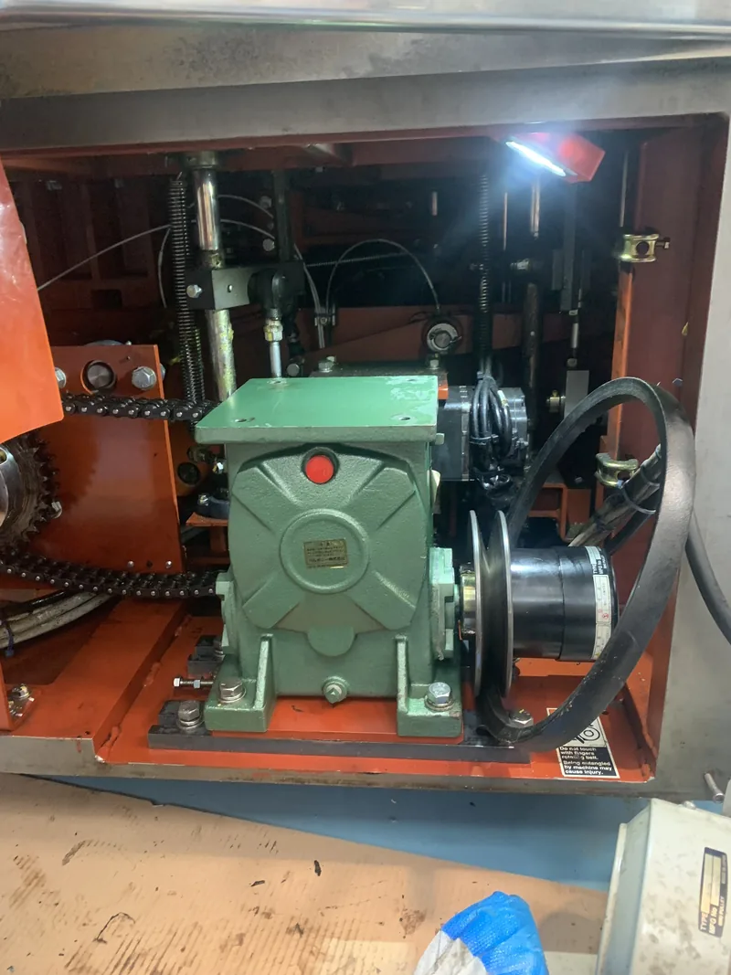 Motoréducteur neuf installé dans le châssis d'une machine existante
