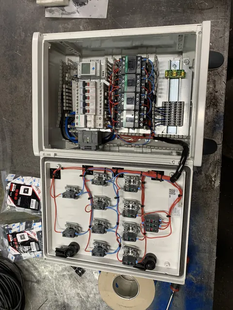 Pupitre de commande câblé, posé sur un établi d'atelier