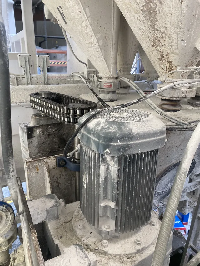 Moteur et transmission par chaînes sur une machine de production