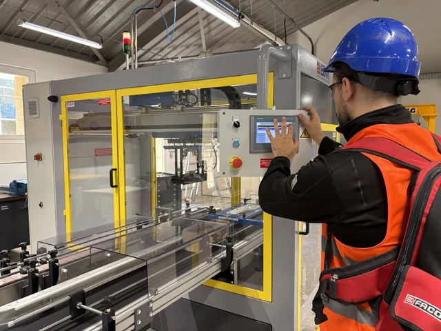 Technicien au pupitre d'une ligne de production